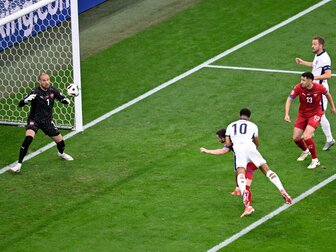"Kopfballungeheuer" Bellingham führt England zum Auftaktsieg "Kopfballungeheuer" Bellingham führt England zum Auftaktsieg