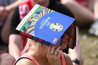 Nicht nur Stickertüten sorgten für EM-Euphorie. Foto: Sergei Gapon/AFP via Getty Images Nicht nur Stickertüten sorgten für EM-Euphorie. Foto: Sergei Gapon/AFP via Getty Images