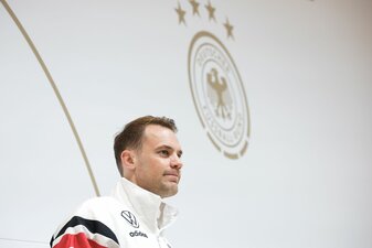 Will erst nach der EM über seine Zukunft in der Nationalmannschaft entscheiden: Torwart Manuel Neuer. Will erst nach der EM über seine Zukunft in der Nationalmannschaft entscheiden: Torwart Manuel Neuer.