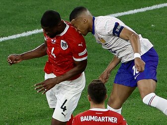 Bei Kollision mit Danso: Mbappe erleidet Nasenbeinbruch Bei Kollision mit Danso: Mbappe erleidet Nasenbeinbruch