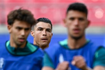 Die portugiesische Nationalmannschaft um Ronaldo (M) wird im ersten EM-Spiel gegen Tschechien antreten - und Ronaldo einen Rekord brechen. Die portugiesische Nationalmannschaft um Ronaldo (M) wird im ersten EM-Spiel gegen Tschechien antreten - und Ronaldo einen Rekord brechen.
