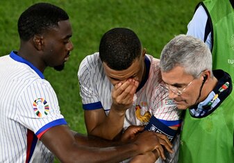 Mbappé (M) musste mit stark blutender Nase ausgewechselt werden. Mbappé (M) musste mit stark blutender Nase ausgewechselt werden.