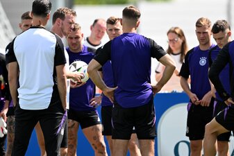 Deutschlands Bundestrainer Julian Nagelsmann (l) hält beim Trainings eine Ansprache. Deutschlands Bundestrainer Julian Nagelsmann (l) hält beim Trainings eine Ansprache.