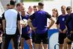 Deutschlands Bundestrainer Julian Nagelsmann (l) hält beim Trainings eine Ansprache.