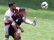 Kroatiens Bruno Petkovic (l) und Albaniens Rey Manaj im Zweikampf um den Ball.