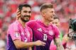 Ilkay Gündogan (l) und Toni Kroos jubeln nach dem Abpfiff.