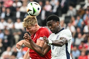Dänemarks Rasmus Höjlund (l) und Englands Marc Guehi liefern sich ein Kopfballduell. Dänemarks Rasmus Höjlund (l) und Englands Marc Guehi liefern sich ein Kopfballduell.