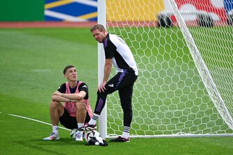Bundestrainer Julian Nagelsmann im Gespräch mit Nico Schlotterbeck.