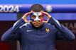 Frankreichs Superstar Kylian Mbappé muss nach seinem Nasenbeinbruch mit einer Maske trainieren.