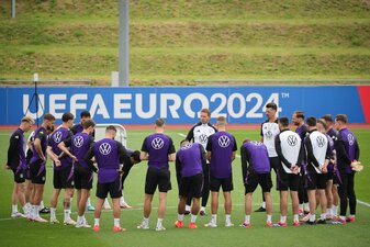 Bundestrainer Julian Nagelsmann (M) bereitet sein Team auf das EM-Spiel gegen die Schweiz vor. Bundestrainer Julian Nagelsmann (M) bereitet sein Team auf das EM-Spiel gegen die Schweiz vor.