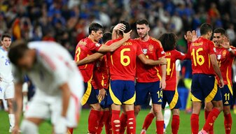 Die Spanier feiern den Sieg gegen Italien. Die Spanier feiern den Sieg gegen Italien.