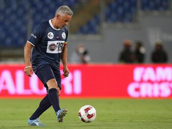 Roberto Baggio wurde in seinem Haus überfallen. Roberto Baggio wurde in seinem Haus überfallen.