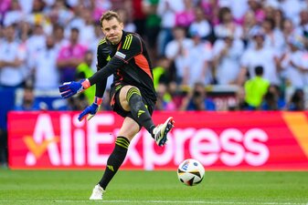 Bricht im EM-Spiel gegen die Schweiz gleich zwei Rekorder: Manuel Neuer. Bricht im EM-Spiel gegen die Schweiz gleich zwei Rekorder: Manuel Neuer.