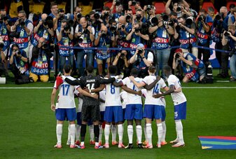 Frankreichs Spieler stehen vor dem Spiel gegen die Niederlande zusammen. Mit dem Toreschießen klappte es wieder nicht. Frankreichs Spieler stehen vor dem Spiel gegen die Niederlande zusammen. Mit dem Toreschießen klappte es wieder nicht.