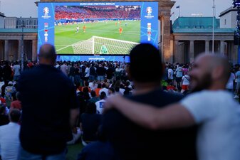Bis zu 70.000 Menschen erwarten die Veranstalter in den Fanzones in Berlin. Bis zu 70.000 Menschen erwarten die Veranstalter in den Fanzones in Berlin.