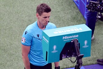 Schiedsrichter Daniel Siebert hatte bei der Partie Georgien gegen Tschechien gleich mehrere strittige Szenen zu bewerten. Schiedsrichter Daniel Siebert hatte bei der Partie Georgien gegen Tschechien gleich mehrere strittige Szenen zu bewerten.