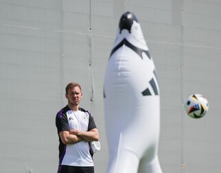 Gleich vier deutschen Spielern droht eine Sperre. Doch Bundestrainer Julian Nagelsmann bleibt gelassen. Gleich vier deutschen Spielern droht eine Sperre. Doch Bundestrainer Julian Nagelsmann bleibt gelassen.