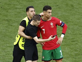 Selfiejagd auf Ronaldo bereitet Portugals Trainer "Sorgen" Selfiejagd auf Ronaldo bereitet Portugals Trainer "Sorgen"