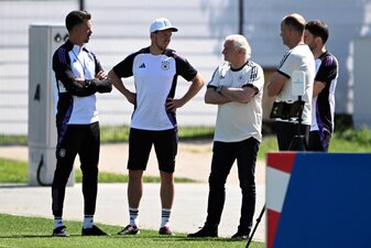 Die Nationalmannschaft um Sandro Wagner (l) und Julian Nagelsmann (M) will den Gruppensieg - dafür muss mindestens ein Unentschieden her.