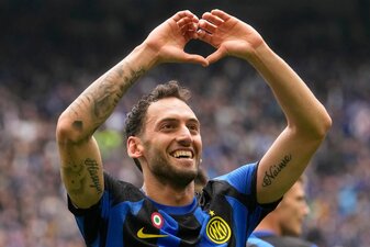 Laut einem Medienbericht will Inter eine große Ablösesumme für Calhanoglu aufrufen, falls der FC Bayern den Türken haben will.