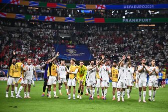 Für den Gruppensieg erhält jeder der 26 deutschen Spieler vom DFB 50.000 Euro. Für den Gruppensieg erhält jeder der 26 deutschen Spieler vom DFB 50.000 Euro.