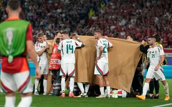 Die ungarischen Spieler halten einen Sichtschutz, während Stürmer Barnabas Varga behandelt wird. Die ungarischen Spieler halten einen Sichtschutz, während Stürmer Barnabas Varga behandelt wird.