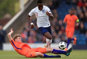 Ramon Hendriks (unten) soll in Kürze zum VfB Stuttgart wechseln. Ramon Hendriks (unten) soll in Kürze zum VfB Stuttgart wechseln.