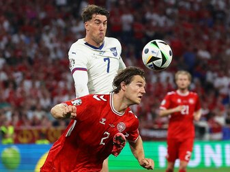 Das 0:0 reichte für Dänemark um Joachim Andersen (v) zu Platz zwei. Dusan Vlahovic (o) schied mit Serbien aus. Das 0:0 reichte für Dänemark um Joachim Andersen (v) zu Platz zwei. Dusan Vlahovic (o) schied mit Serbien aus.