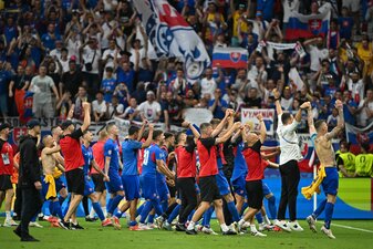 Die Slowaken bejubeln mit ihren Fans den Achtelfinal-Einzug. Die Slowaken bejubeln mit ihren Fans den Achtelfinal-Einzug.