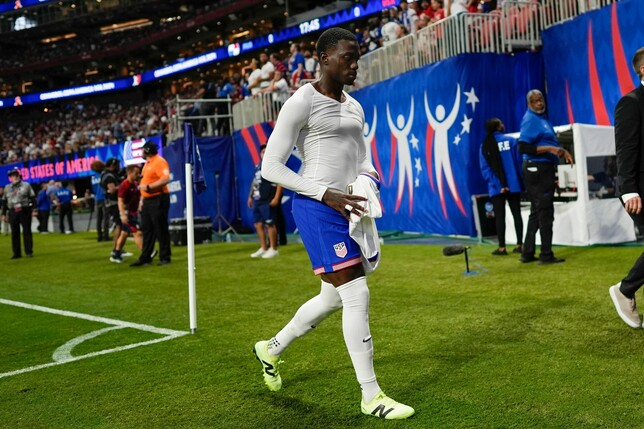 Timothy Weah war in der 18. Minute vom Platz gestellt worden. Er soll zu den Spielern gehören, die rassistisch beleidigt worden sind.