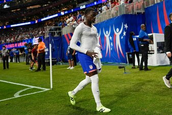 Timothy Weah war in der 18. Minute vom Platz gestellt worden. Er soll zu den Spielern gehören, die rassistisch beleidigt worden sind. Timothy Weah war in der 18. Minute vom Platz gestellt worden. Er soll zu den Spielern gehören, die rassistisch beleidigt worden sind.