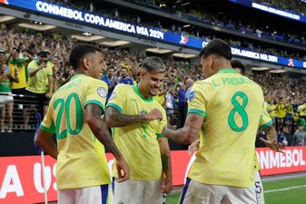 Der brasilianische Nationalspieler Lucas Paqueta (r) feiert mit seinen Mannschaftskameraden. Der brasilianische Nationalspieler Lucas Paqueta (r) feiert mit seinen Mannschaftskameraden.