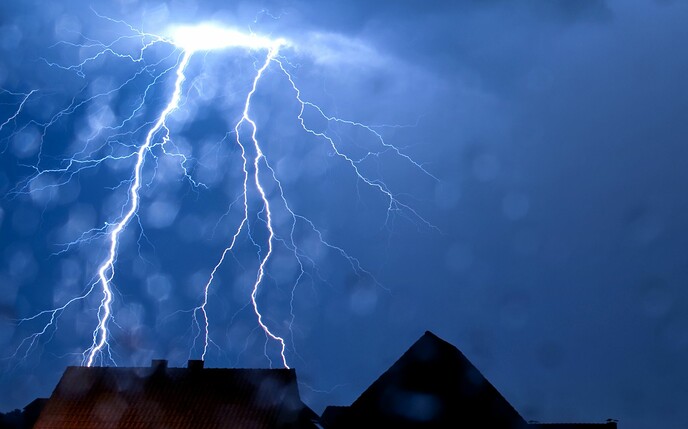 Laut dem Wetterdienst drohen unter anderem regionale Überschwemmungen, vollgelaufene Keller und Unterführungen sowie umstürzende Bäume.