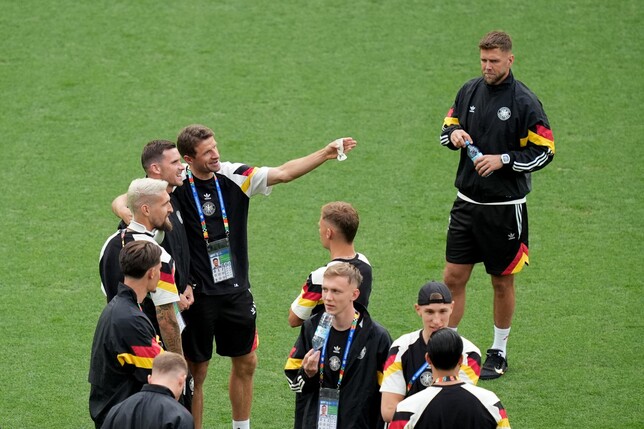 Die deutsche Fußball-Nationalmannschaft vor dem Achtelfinale auf dem Rasen des Dortmunder Stadions.