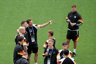 Die deutsche Fußball-Nationalmannschaft vor dem Achtelfinale auf dem Rasen des Dortmunder Stadions. Die deutsche Fußball-Nationalmannschaft vor dem Achtelfinale auf dem Rasen des Dortmunder Stadions.