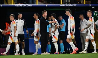 Bundestrainer Julian Nagelsmann (M) spricht mit den Spielern während einer Spielunterbrechung. Bundestrainer Julian Nagelsmann (M) spricht mit den Spielern während einer Spielunterbrechung.