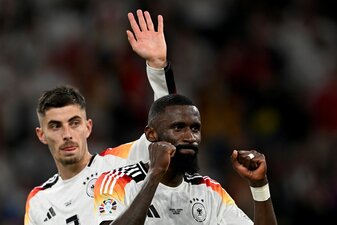 Kai Havertz (l) und Antonio Rüdiger jubeln nach dem Sieg.