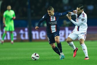 Der BVB soll an Rayan Cherki (r) von Olympique Lyon interessiert sein. Der BVB soll an Rayan Cherki (r) von Olympique Lyon interessiert sein.