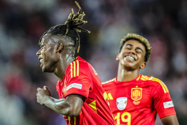 Spaniens Nico Williams (l) jubelt nach seinem Tor zum 3:1 mit Lamine Yamal.