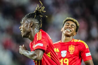 Spaniens Nico Williams (l) jubelt nach seinem Tor zum 3:1 mit Lamine Yamal. Spaniens Nico Williams (l) jubelt nach seinem Tor zum 3:1 mit Lamine Yamal.