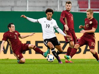 Leroy Sané spielt die russische Verteidigung aus. Foto: Armin Weigel Leroy Sané spielt die russische Verteidigung aus. Foto: Armin Weigel