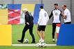 Auch DFB-Sportdirektor Rudi Völler (l) war beim Training der deutschen Nationalmannschaft anwesend.