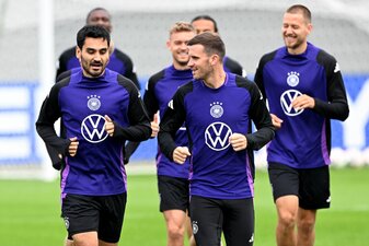 Ilkay Gündogan (l) trainiert mit seinen Teamkollegen für das große Viertelfinalspiel gegen Spanien. Ilkay Gündogan (l) trainiert mit seinen Teamkollegen für das große Viertelfinalspiel gegen Spanien.
