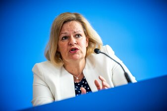 Innenministerin Nancy Faeser fordert von der UEFA eine Reaktion auf die Wolfsgruß-Geste des türkischen Spielers Merih Demiral. Innenministerin Nancy Faeser fordert von der UEFA eine Reaktion auf die Wolfsgruß-Geste des türkischen Spielers Merih Demiral.