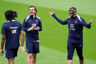 Frankreichs Kylian Mbappé (r) nimmt seinen Sturm-Partner Antoine Griezmann (M) in Schutz. Frankreichs Kylian Mbappé (r) nimmt seinen Sturm-Partner Antoine Griezmann (M) in Schutz.