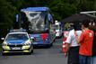 Der Bus der deutschen Fußball-Nationalmannschaft wird von der Polizei eskortiert.