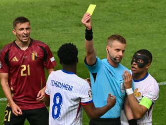 UEFA führt neue Meckerregel auch in Klubwettbewerben ein UEFA führt neue Meckerregel auch in Klubwettbewerben ein