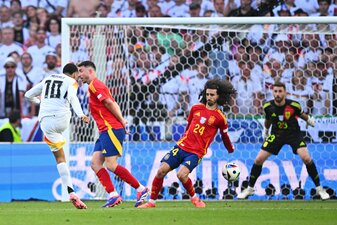 Spaniens Marc Cucurella (M) bekommt den Schuss von Deutschlands Jamal Musiala an den Arm. Spaniens Marc Cucurella (M) bekommt den Schuss von Deutschlands Jamal Musiala an den Arm.