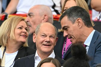 Bundeskanzler Olaf Scholz hat die DFB-Auswahl für ihr Auftreten beim Heim-Turnier gelobt. Bundeskanzler Olaf Scholz hat die DFB-Auswahl für ihr Auftreten beim Heim-Turnier gelobt.