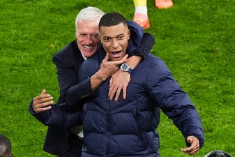 Frankreichs Trainer Didier Deschamps feiert mit Kylian Mbappé nach dem Sieg gegen Portugal. Frankreichs Trainer Didier Deschamps feiert mit Kylian Mbappé nach dem Sieg gegen Portugal.